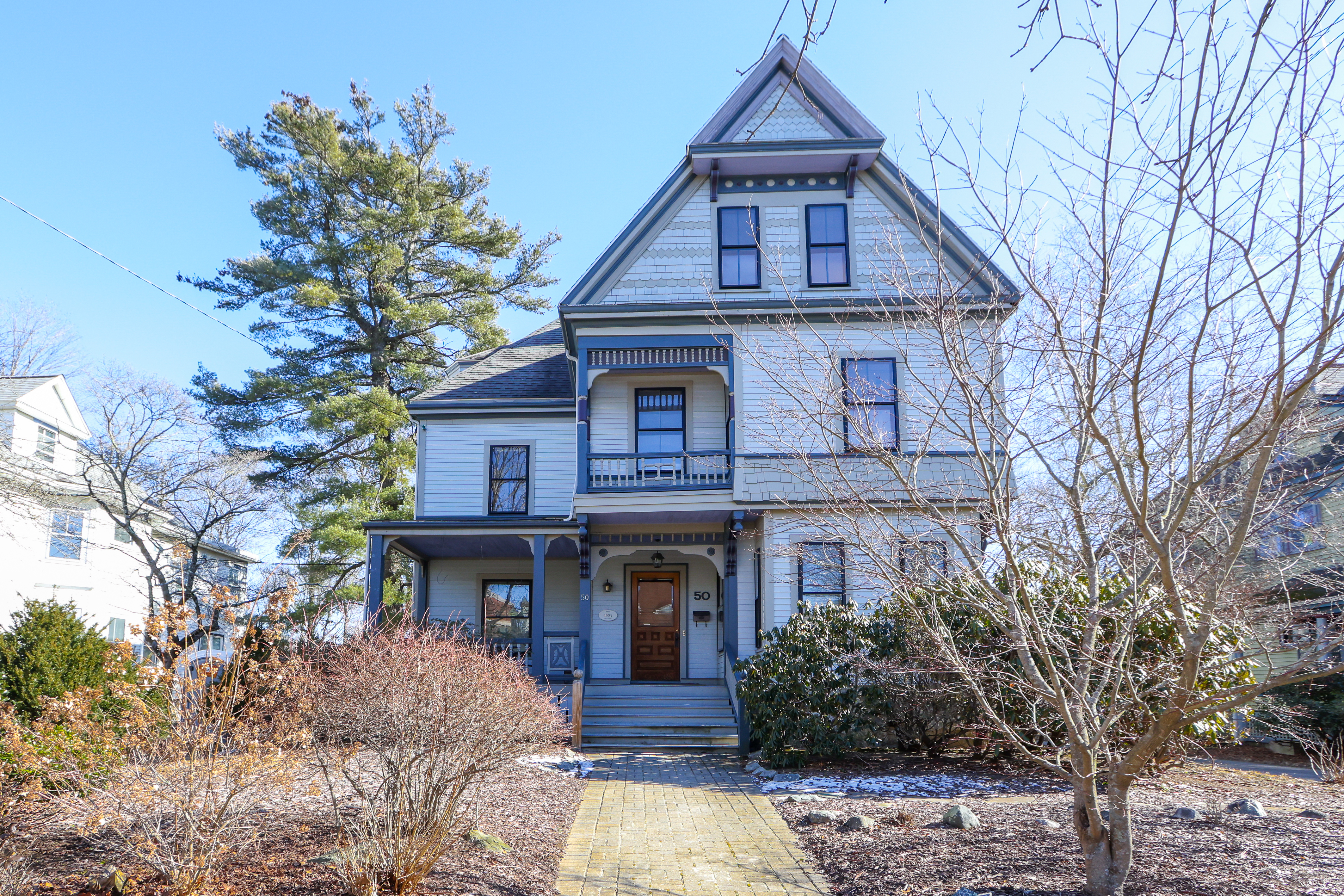 Living in Newton Highlands: The Relocation & Logistics Handbook for Young Families